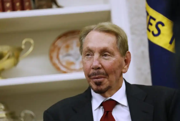 配资实力证券配资门户 81岁的他一度超越马斯克成全球首富！妻子是中国90后姑娘，去年刚刚结婚